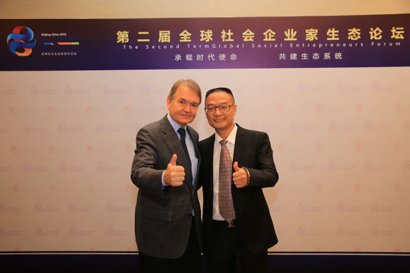 两性专家约翰.格雷和香蕉视频下载链接免洗沙发创始人合影